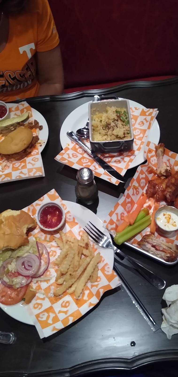 Saloon 16 | restaurant | 1706 Cumberland Ave, Knoxville, TN 37916, USA | 8654375500 OR +1 865-437-5500