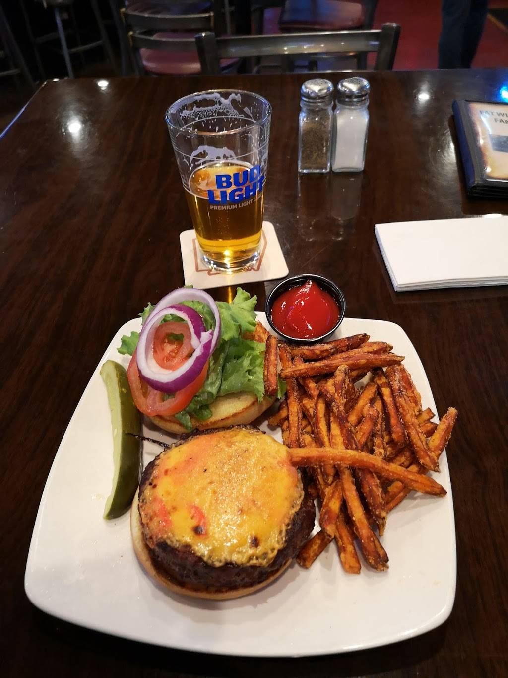 Fat Willys Family Sports Grill | restaurant | 4850 S Gilbert Rd, Chandler, AZ 85249, USA | 4808831356 OR +1 480-883-1356