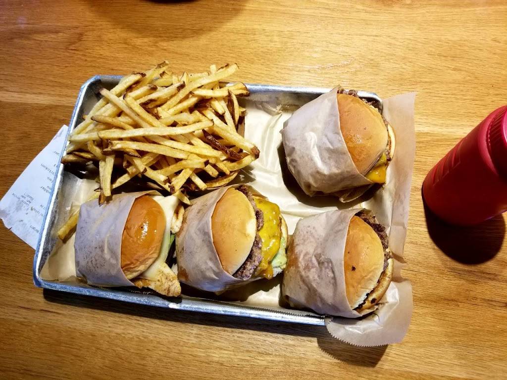 Elevation Burger | restaurant | 108 Waterfront St, Oxon Hill, MD 20745, USA | 3015679010 OR +1 301-567-9010