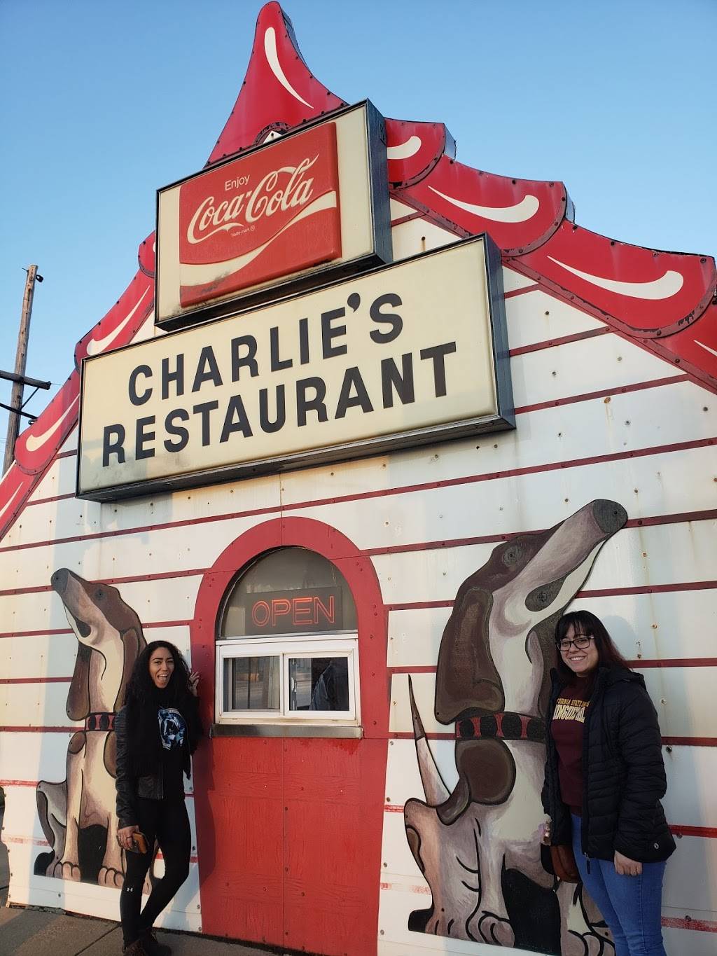 Charlie’s Dog House Diner | restaurant | 2102 Brookpark Rd, Cleveland, OH 44134, USA | 2166614873 OR +1 216-661-4873