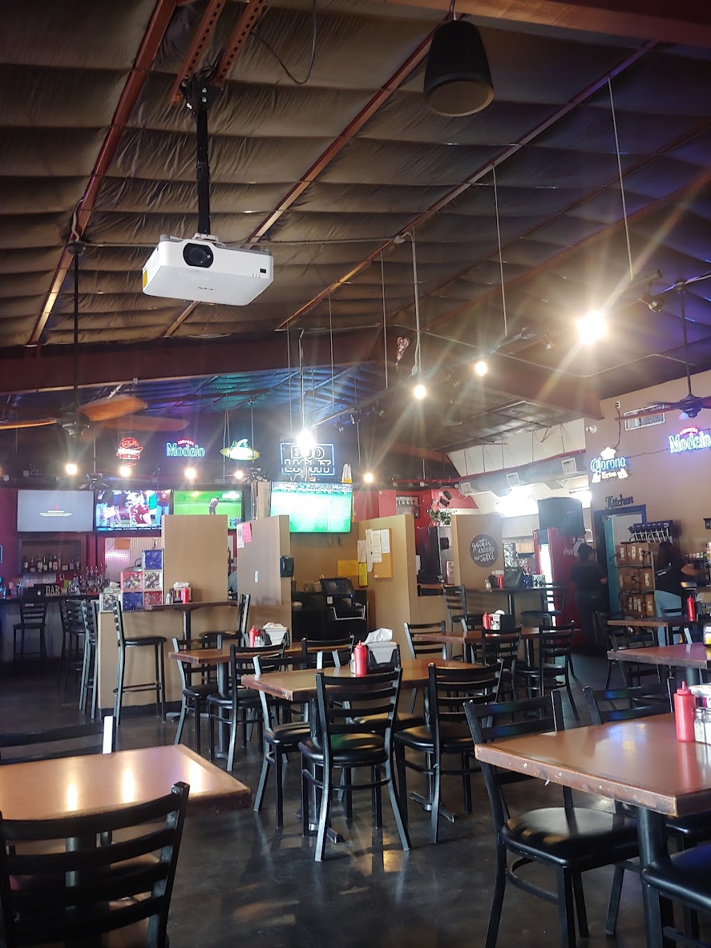 Wings Over Texas Bar & Grill | restaurant | 605 W Plantation Dr, Clute, TX 77531, USA | 9792652418 OR +1 979-265-2418