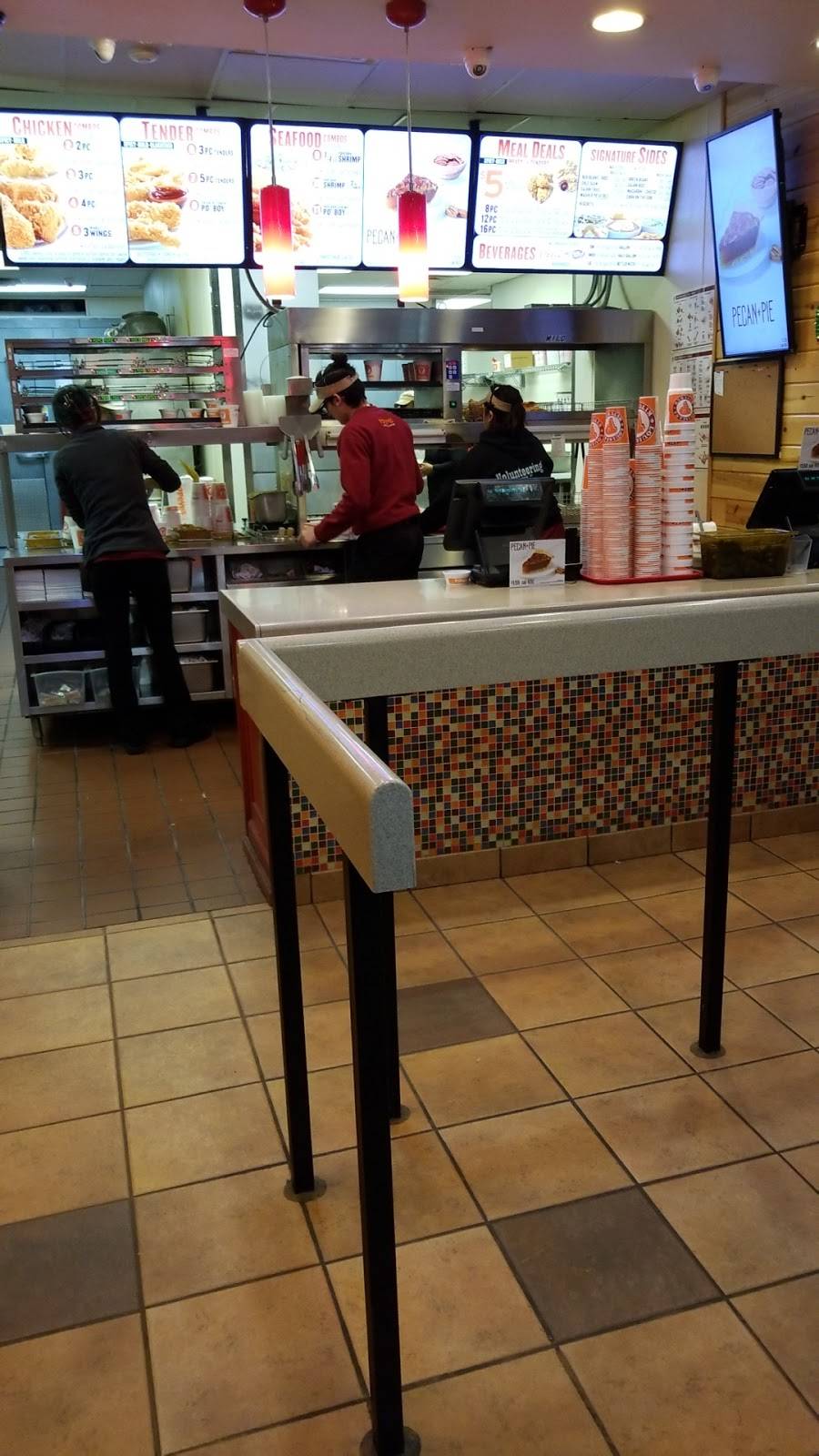 Popeyes Louisiana Kitchen | restaurant | 1425 S Eastwood Dr, Woodstock, IL 60098, USA | 8153382090 OR +1 815-338-2090