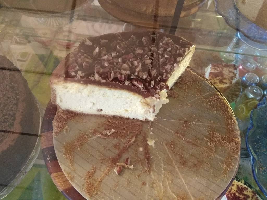 Lanis Cheesecakes & Coffee House | restaurant | 510 TX-27, Comfort, TX 78013, USA | 8309955264 OR +1 830-995-5264