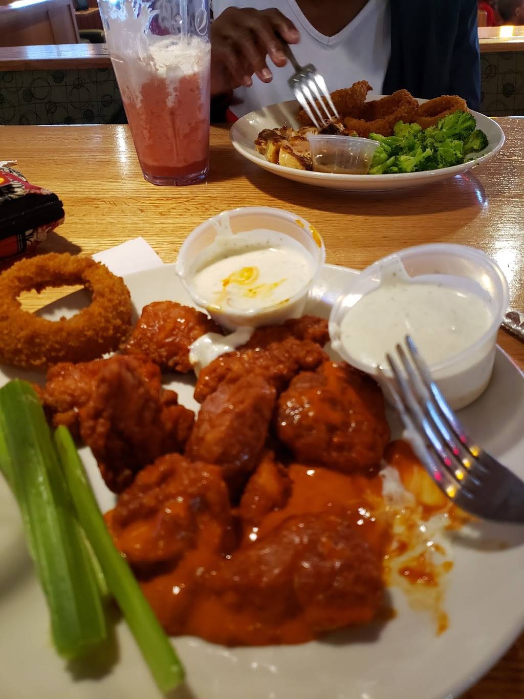 Applebees Grill + Bar | restaurant | 35055 Maplegrove Rd, Willoughby, OH 44094, USA | 4409428740 OR +1 440-942-8740