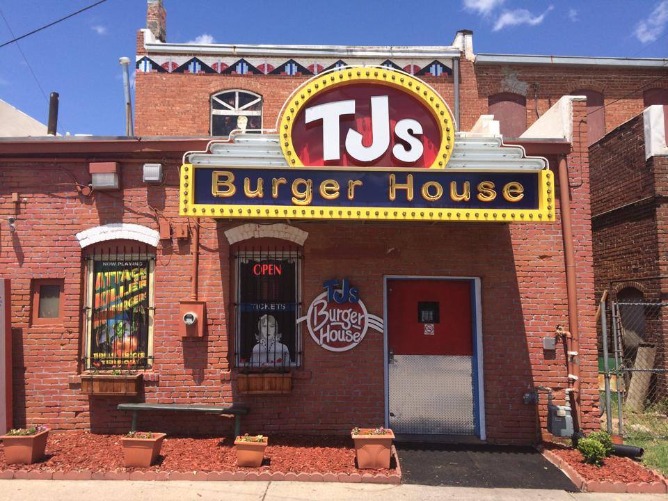 T Js Burger House | restaurant | 1003 W Douglas Ave, Wichita, KS 67213, USA | 3162693770 OR +1 316-269-3770