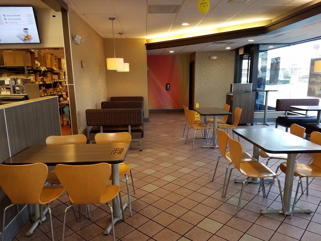 McDonalds | restaurant | 230 State Rte 31, Crystal Lake, IL 60014, USA | 8154552599 OR +1 815-455-2599