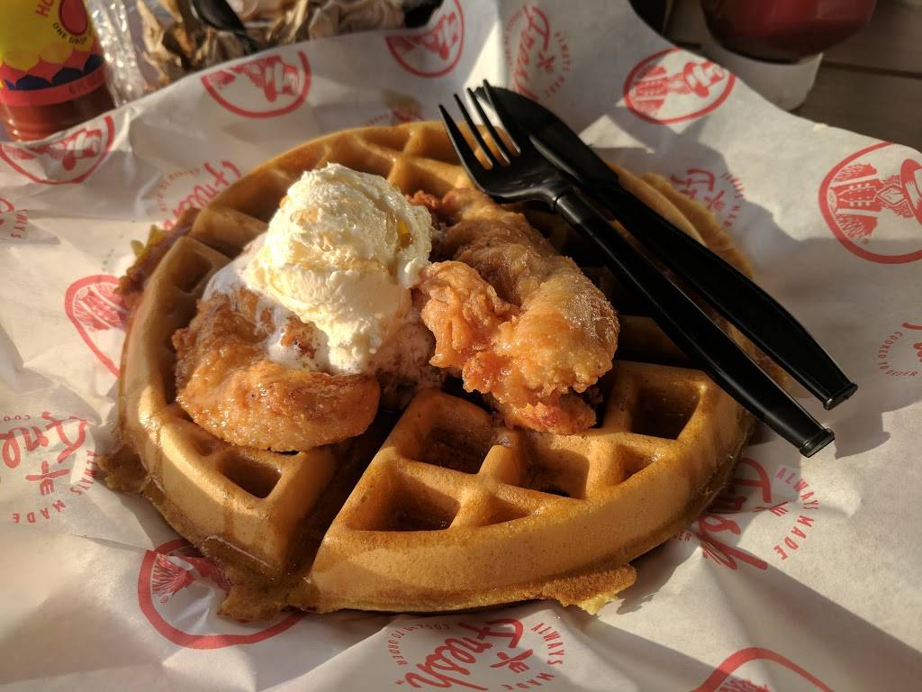 Slim Chickens | restaurant | 1515 N Veterans Pkwy, Bloomington, IL 61704, USA | 3096627546 OR +1 309-662-7546