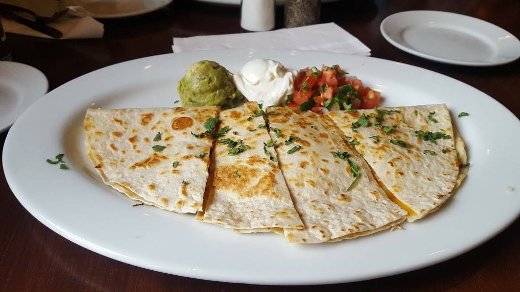 Bar Louie | night club | 5500 S Shore Dr, Chicago, IL 60637, USA | 7733635300 OR +1 773-363-5300