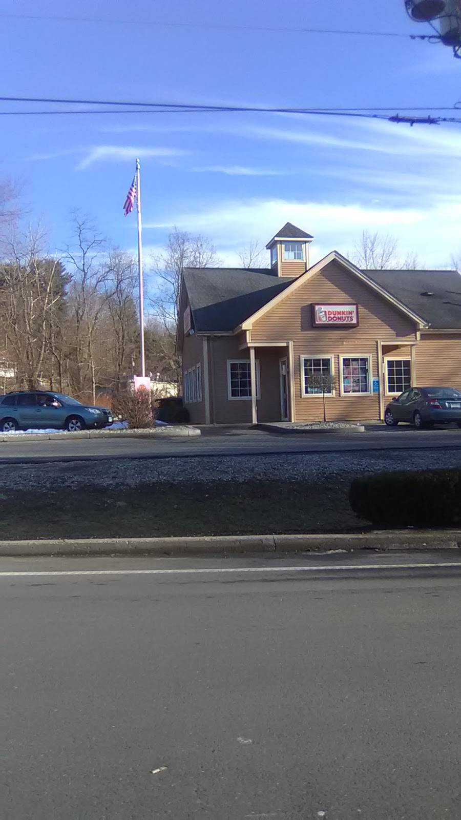 Dunkin | cafe | 3 Main St, Winsted, CT 06098, USA | 8607384000 OR +1 860-738-4000