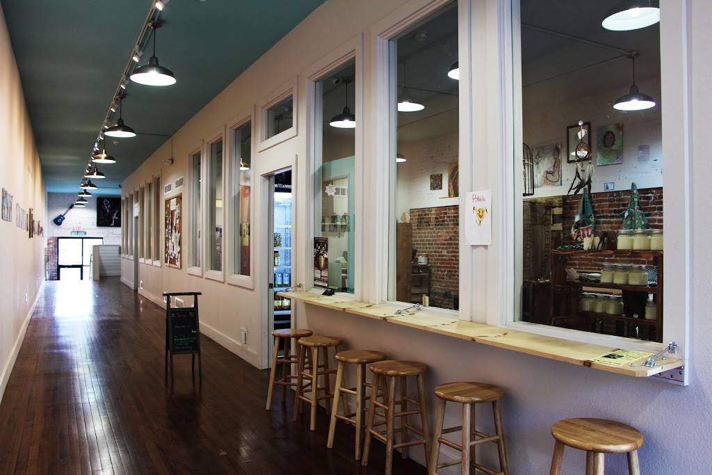 Beautiful Whirld | restaurant | 141A W Market St Exd, Warren, OH 44410, USA | 3309892016 OR +1 330-989-2016