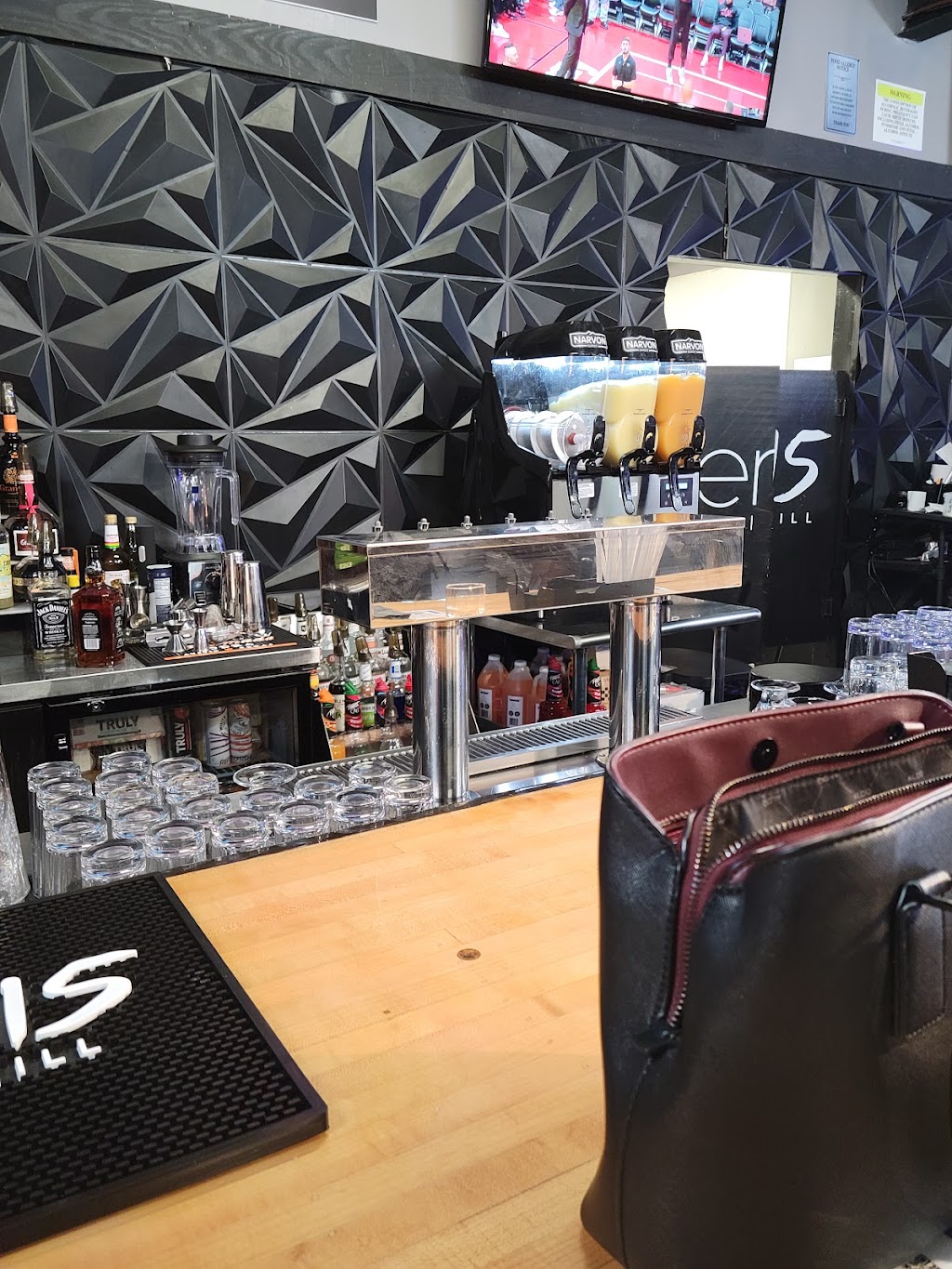 Ten15 Bar & Grill | restaurant | 1015 Bradley Dr, Springfield, TN 37172, USA | 6292104422 OR +1 629-210-4422