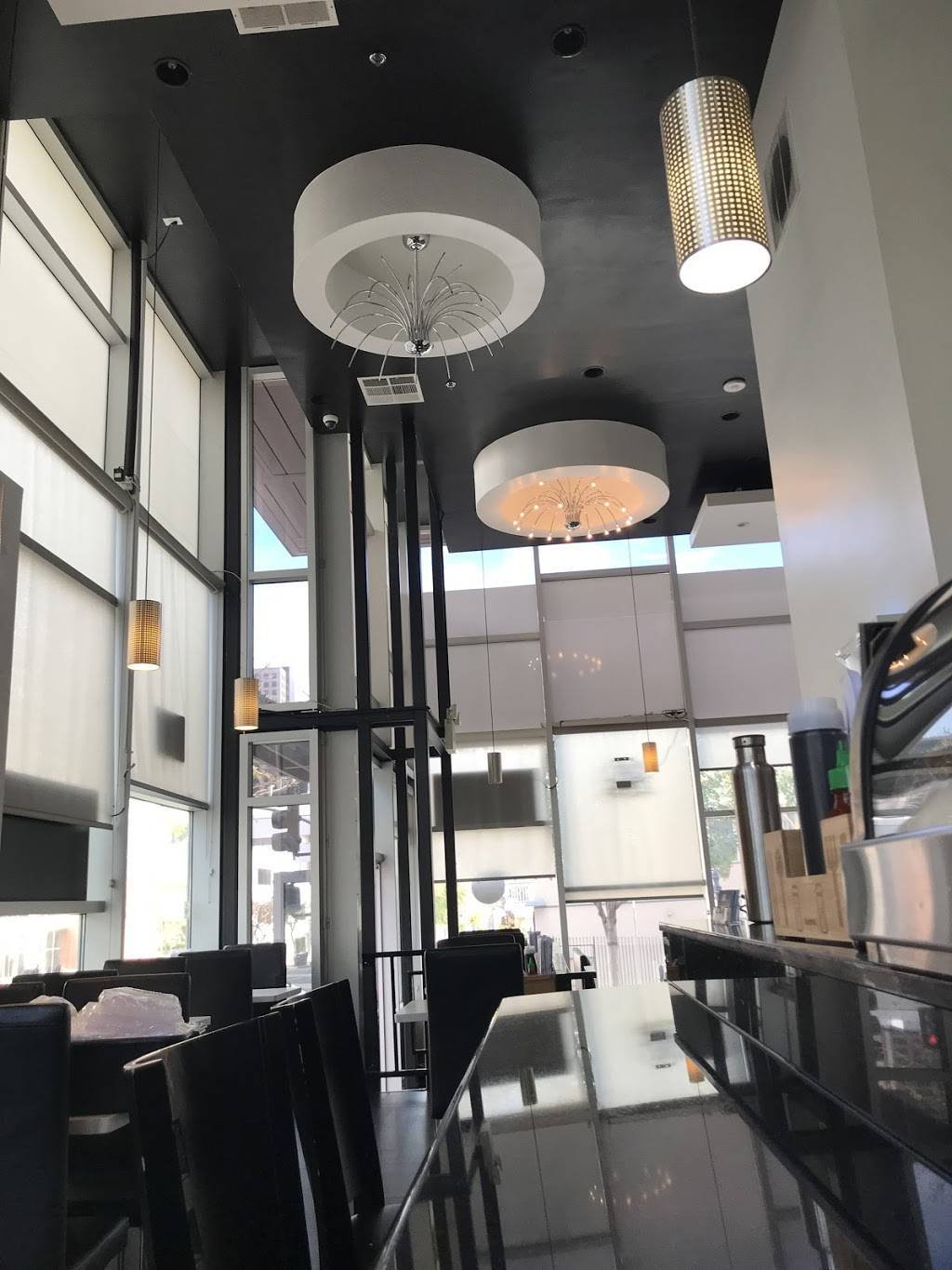 Flamin Phó & Sushi Bar | restaurant | 550 Cedar St Ste 103, San Diego, CA 92101, USA | 6192351665 OR +1 619-235-1665