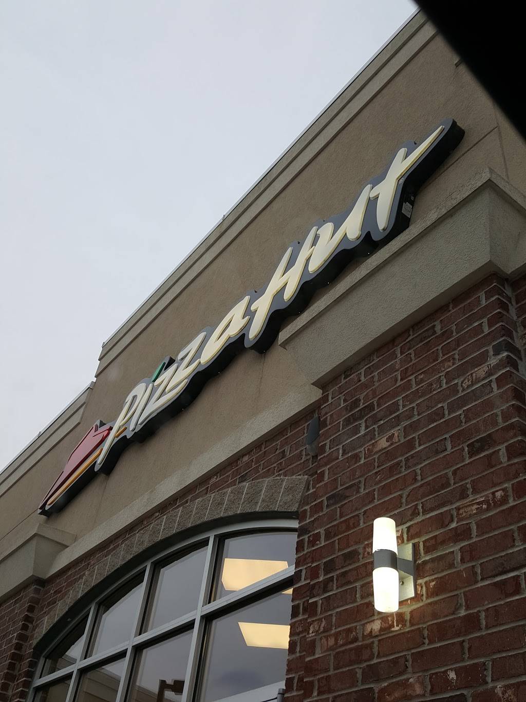 Pizza Hut | restaurant | 954 Janesville Rd Suite #3, Oregon, WI 53575, USA | 6088355555 OR +1 608-835-5555