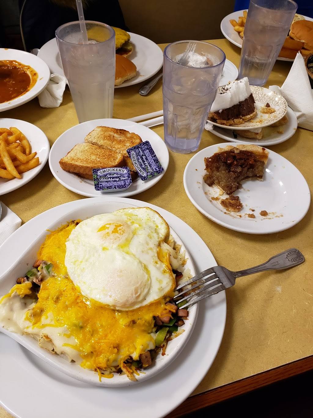 Round Table Family Restaurant | restaurant | 5407 Godfrey Rd b, Godfrey, IL 62035, USA | 6184666618 OR +1 618-466-6618