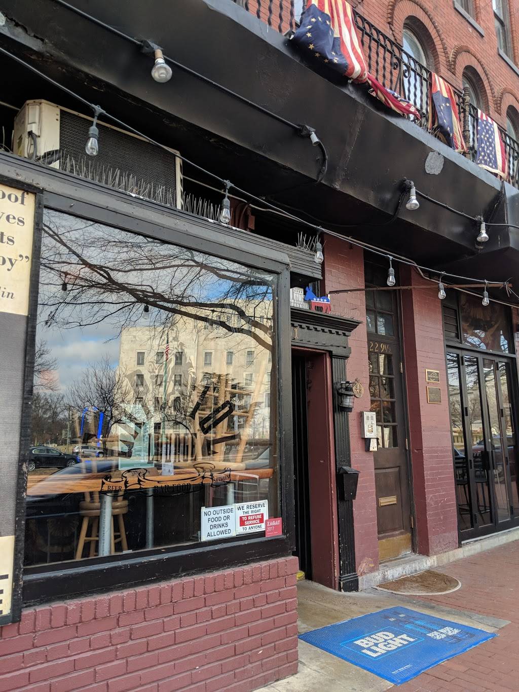 Capitol Lounge | restaurant | 229 Pennsylvania Ave SE, Washington, DC 20003, USA | 2025472098 OR +1 202-547-2098