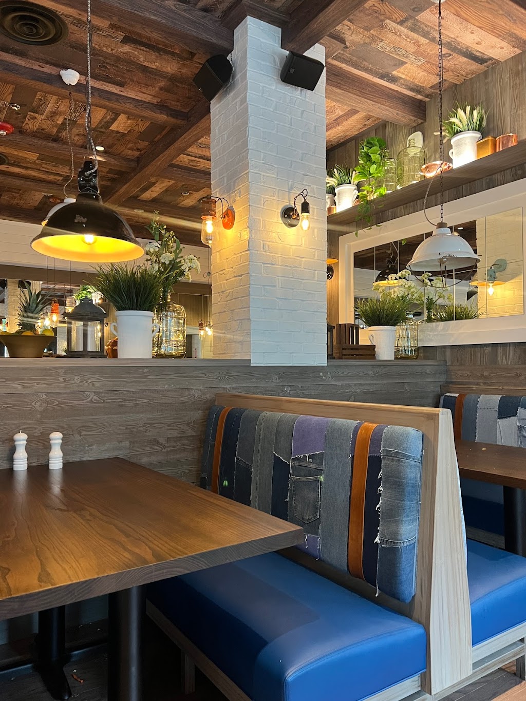 Chef Art Smith’s Reunion | restaurant | 600 E Grand Ave, Chicago, IL 60611, USA | 3122241415 OR +1 312-224-1415