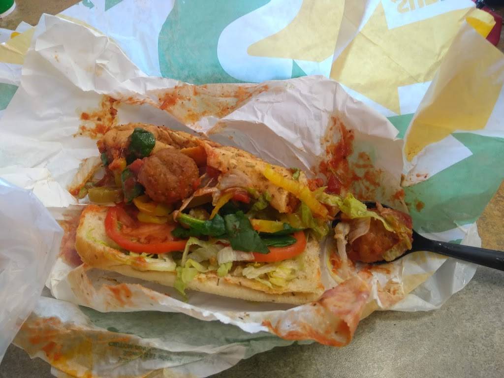 Subway Restaurants | restaurant | 239 NE 167th St, North Miami Beach, FL 33162, USA | 3056532626 OR +1 305-653-2626