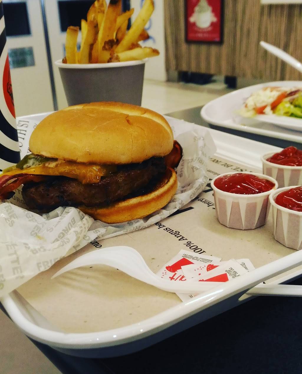 South St. Burger | restaurant | 419 King St W FC11, Oshawa, ON L1J 2K5, Canada | 9052400419 OR +1 905-240-0419