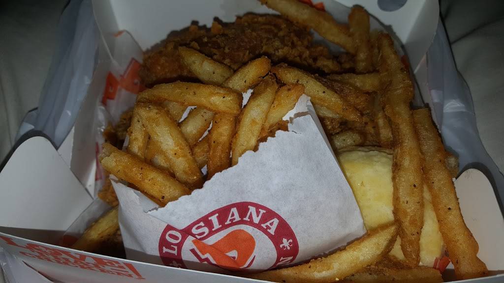 Popeyes Louisiana Kitchen | restaurant | 18592 E 9 Mile Rd, Eastpointe, MI 48021, USA | 5865101040 OR +1 586-510-1040
