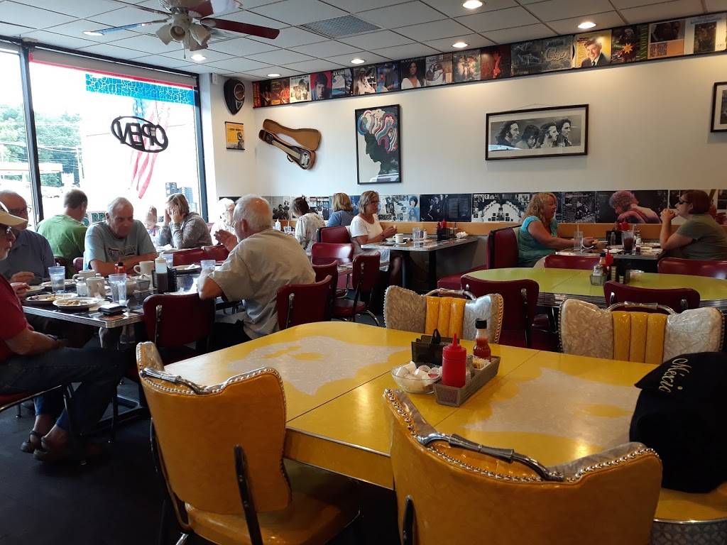 Sparkys Diner | restaurant | 1462 W South Airport Rd, Traverse City, MI 49686, USA | 2319338005 OR +1 231-933-8005