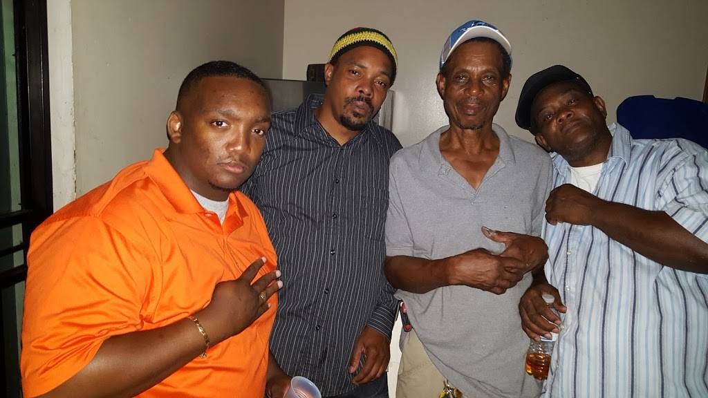 Ronos Caribbean Family Dining | restaurant | 14001 W McNichols Rd, Detroit, MI 48235, USA | 3133424073 OR +1 313-342-4073