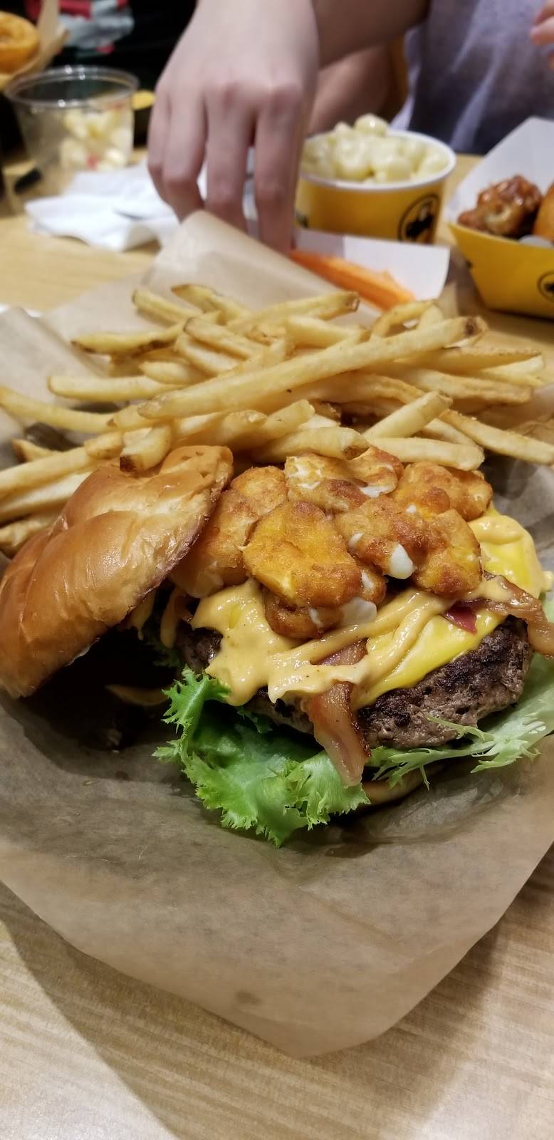 Buffalo Wild Wings | restaurant | 522 E Windsor Ave, Elkhart, IN 46514, USA | 5742260311 OR +1 574-226-0311