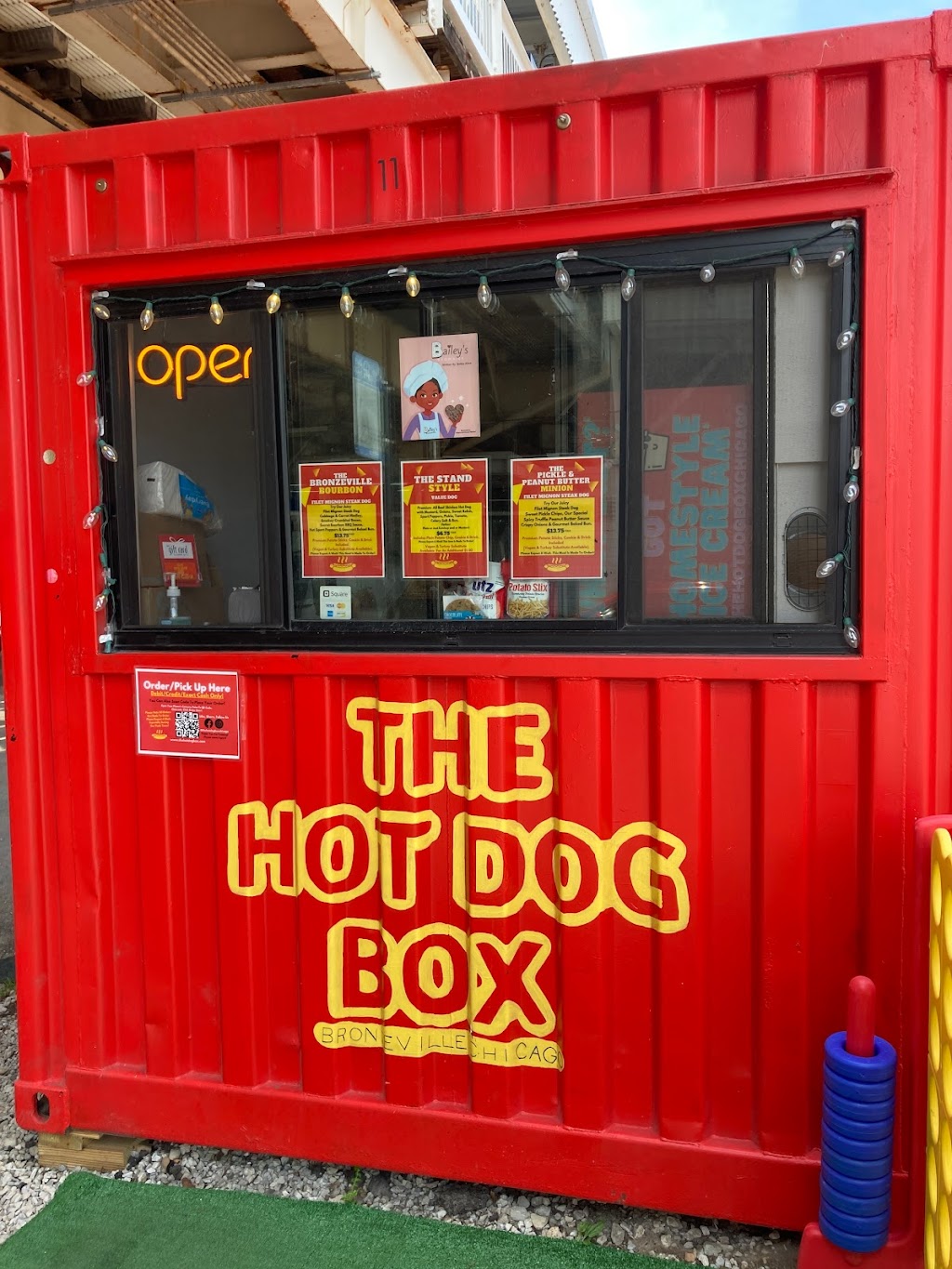 The Hot Dog Box Bronzeville | restaurant | 332 E 51st St, Chicago, IL 60615, USA | 7087304379 OR +1 708-730-4379