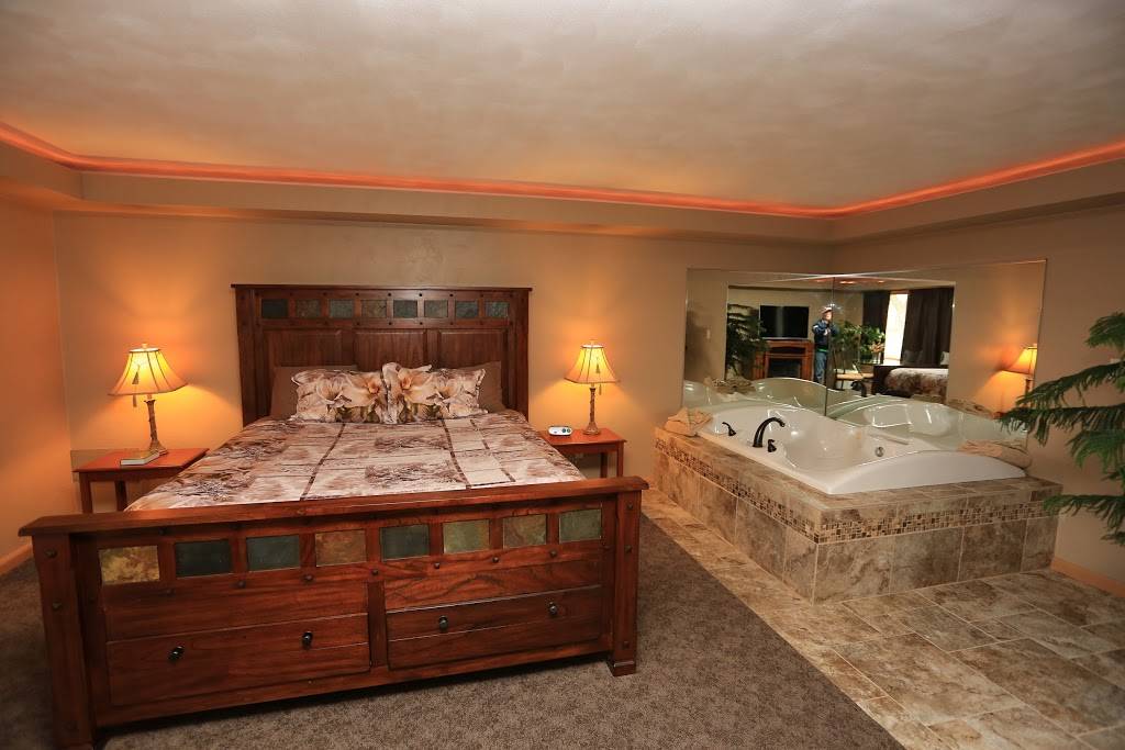 Shawano Four Seasons Resort | restaurant | 1352, 201 Airport Rd, Shawano, WI 54166, USA | 8555748501 OR +1 855-574-8501