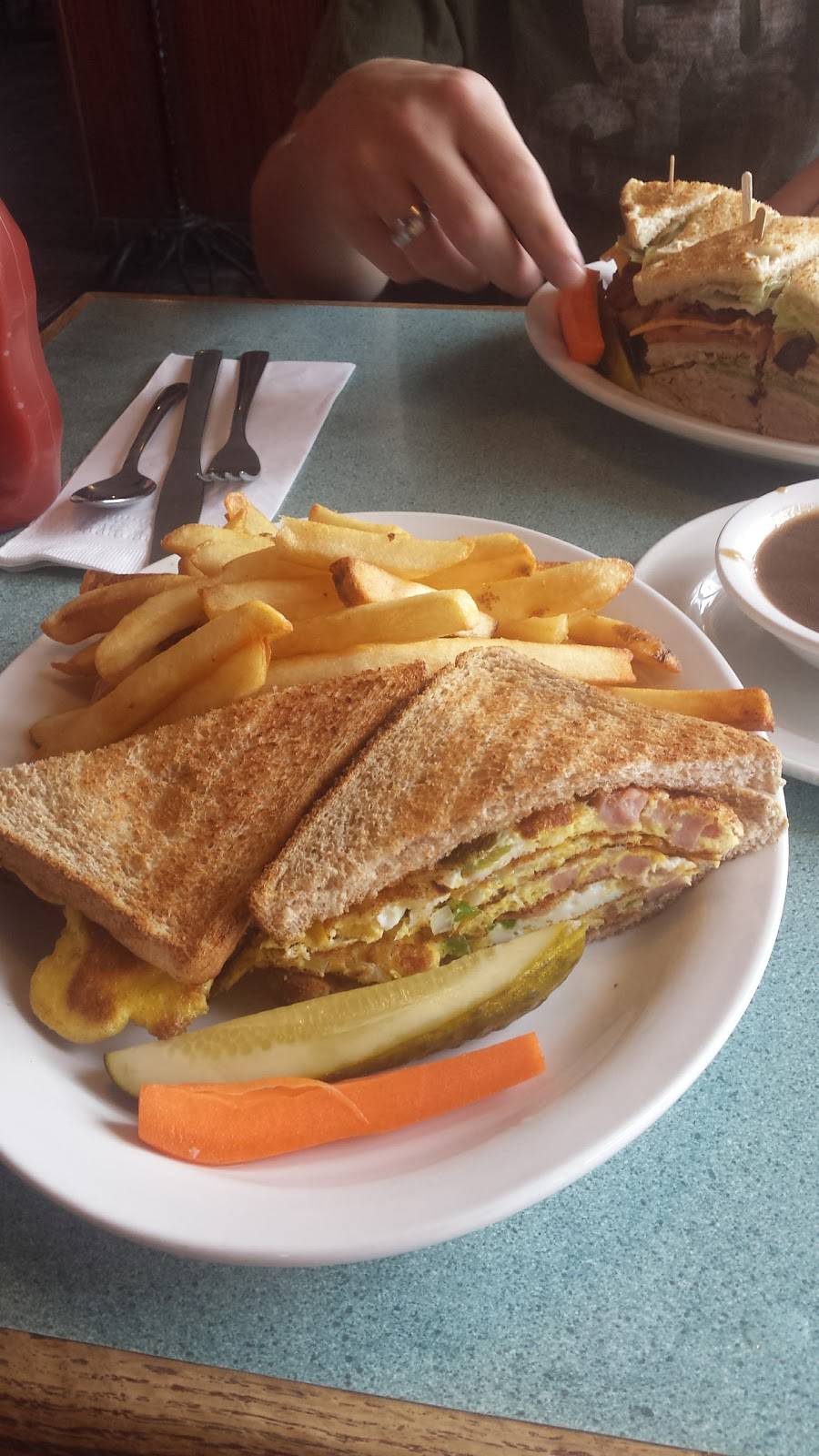 Carmelindas Restaurant | restaurant | 2799 Princess St, Kingston, ON K7M 3E3, Canada | 6133846952 OR +1 613-384-6952