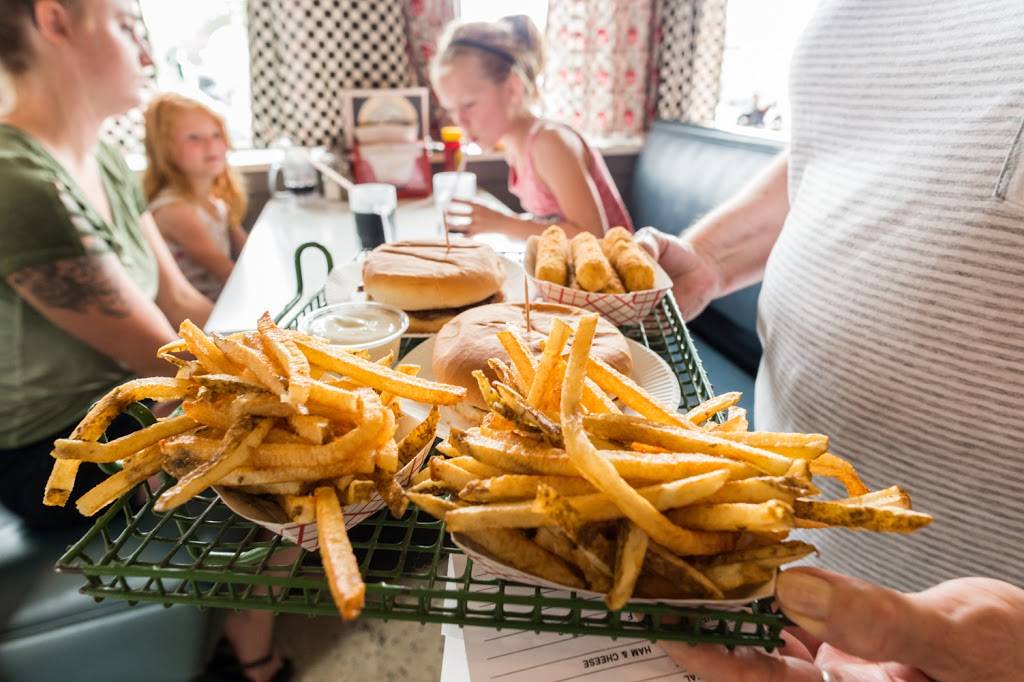 Porkys Drive In | restaurant | 811 Ashland Rd, Mansfield, OH 44905, USA | 4195899933 OR +1 419-589-9933