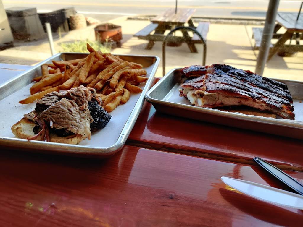 Bootleggin BBQ Tavern | restaurant | 1933 Washington Ave, St. Louis, MO 63103, USA | 3142415999 OR +1 314-241-5999