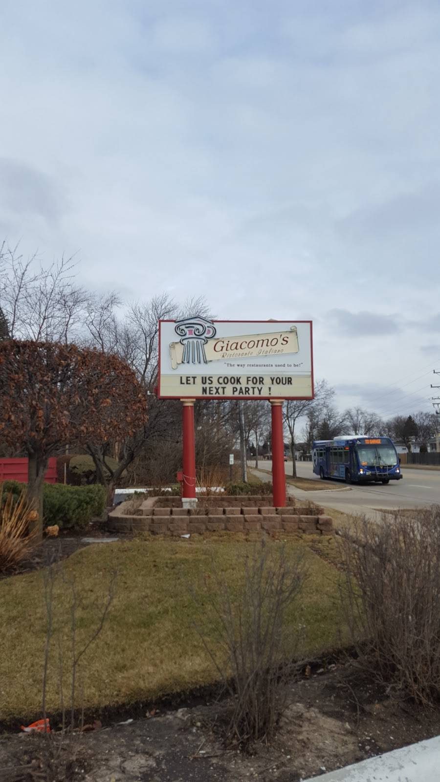 Giacomos Ristorante Italiano | restaurant | 740 N Wolf Rd, Des Plaines, IL 60016, USA | 8473907330 OR +1 847-390-7330