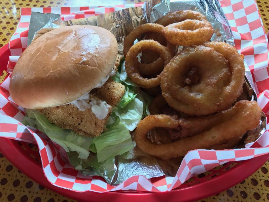 Peppers Burgers And More | restaurant | 804 E Main St, Eagle Lake, TX 77434, USA | 9792342370 OR +1 979-234-2370