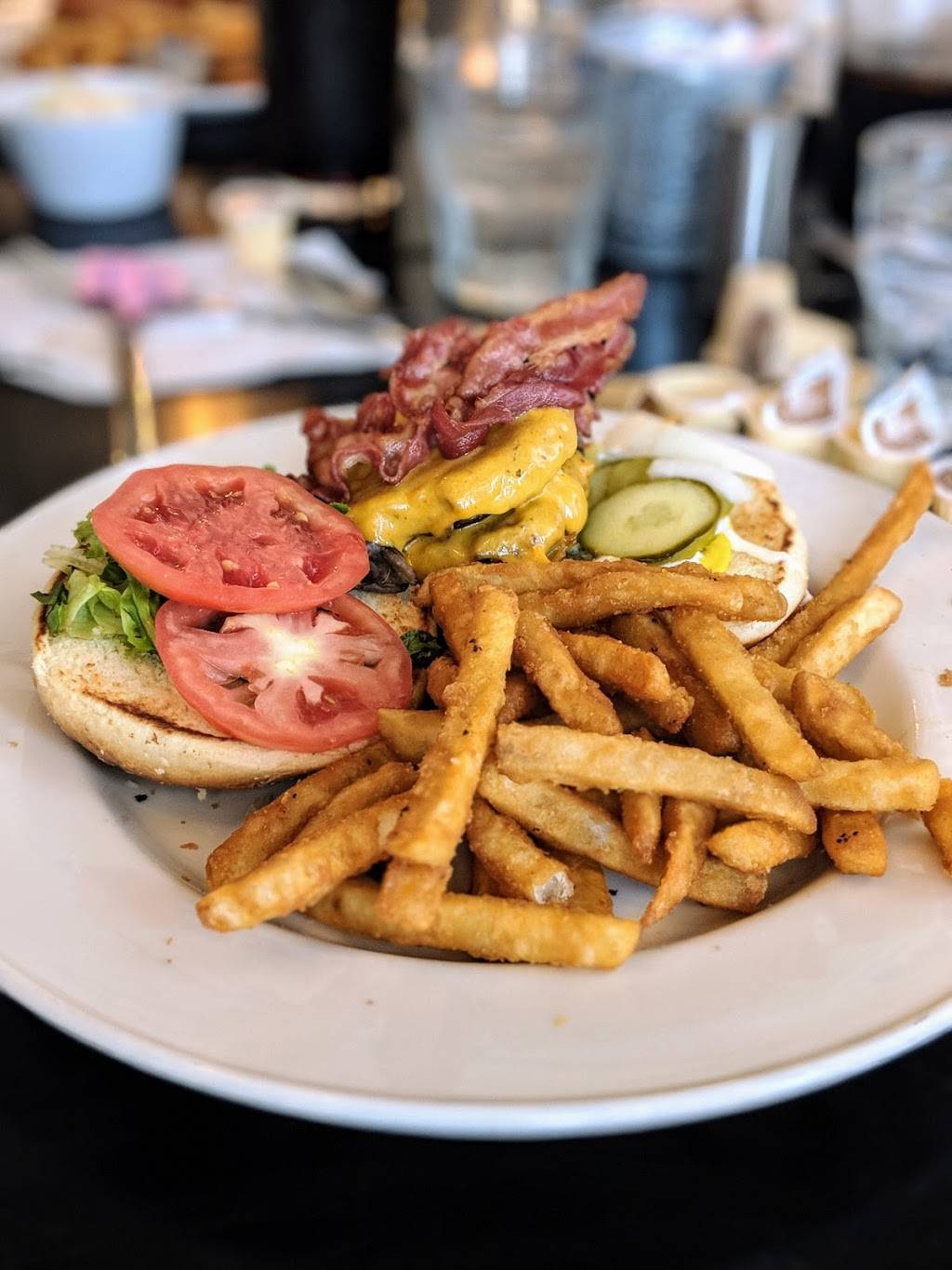 Home Plate Restaurant | restaurant | 955 Elgin St W, Cobourg, ON K9A 5J6, Canada | 9053727212 OR +1 905-372-7212