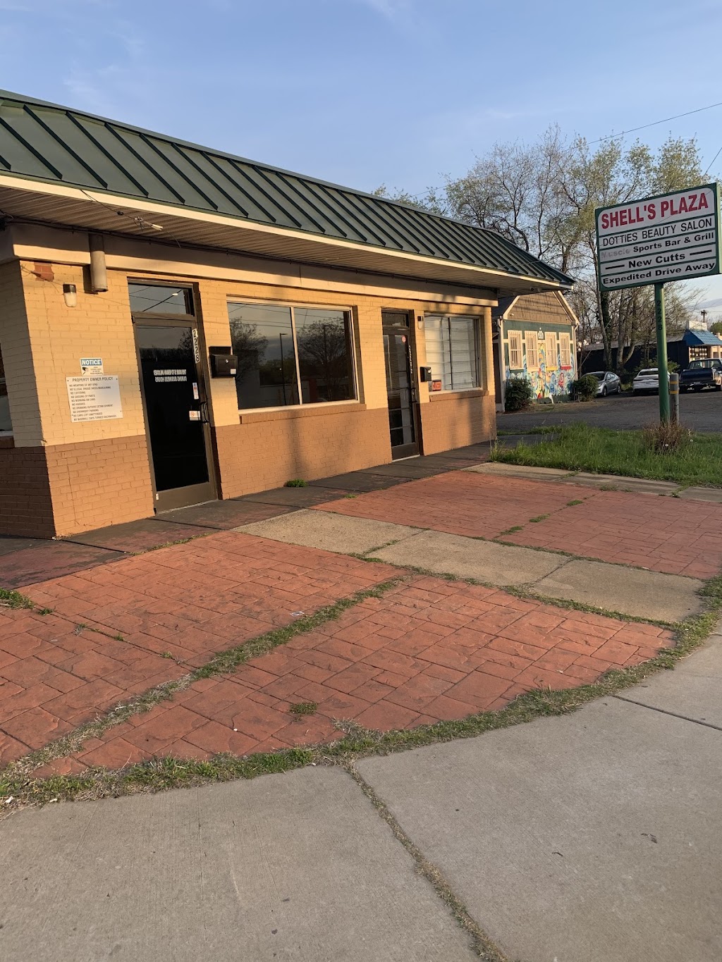 Buzz City Bar & Grill | restaurant | 2228 Beatties Ford Rd, Charlotte, NC 28216, USA | 7047339093 OR +1 704-733-9093