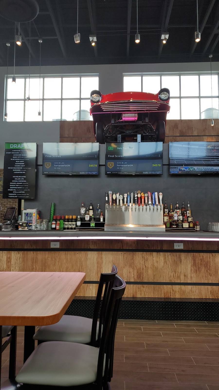 Quaker Steak & Lube | restaurant | 30 Commerce Park Dr, Raphine, VA 24472, USA | 5403774005 OR +1 540-377-4005