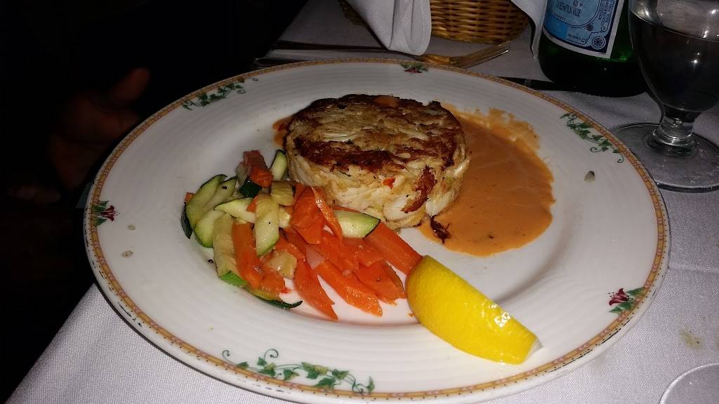 The Monocle Restaurant | restaurant | 107 D St NE, Washington, DC 20002, USA | 2025464488 OR +1 202-546-4488