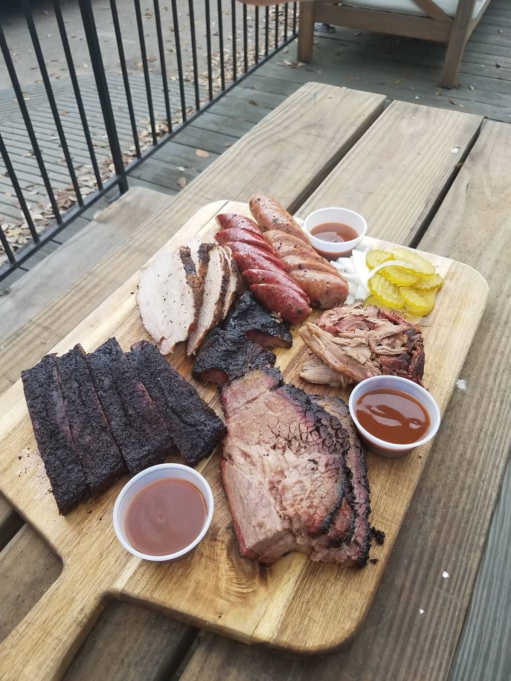 Luckys Lodge | restaurant | 2024 Rusk St, Houston, TX 77003, USA | 7133606040 OR +1 713-360-6040