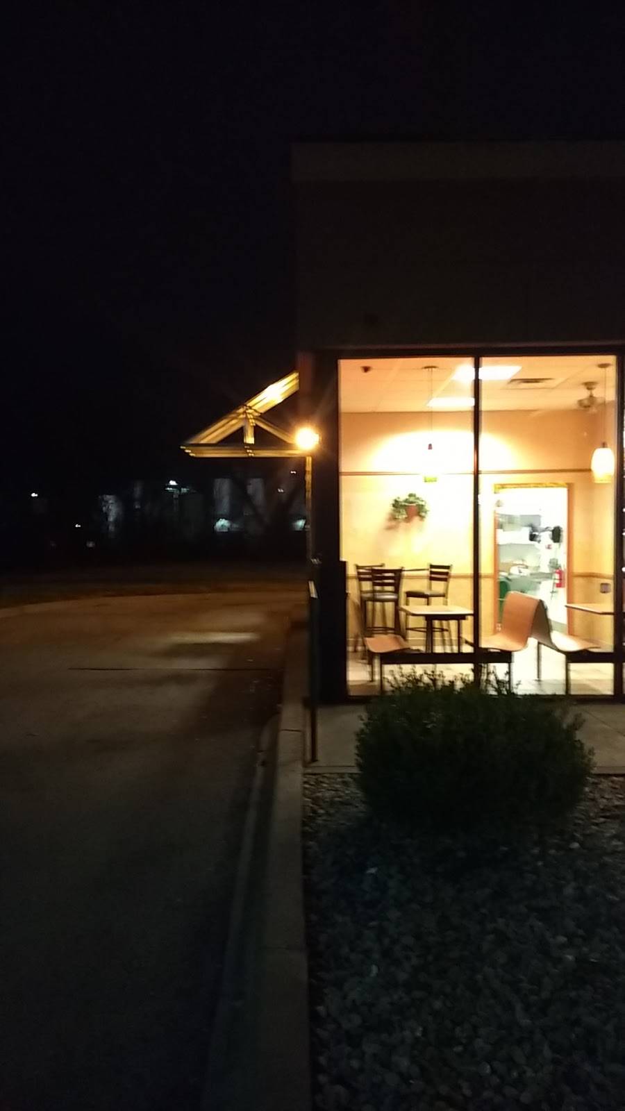 Subway | restaurant | 206 E 10th St, Jeffersonville, IN 47130, USA | 8122841957 OR +1 812-284-1957