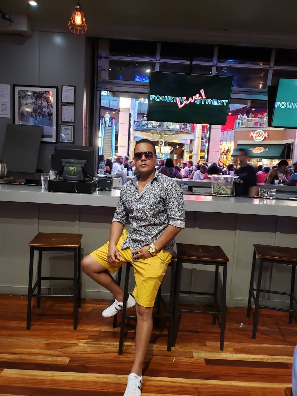 S & SC Sportsbar | restaurant | 427 S 4th St, Louisville, KY 40202, USA | 5025681400 OR +1 502-568-1400