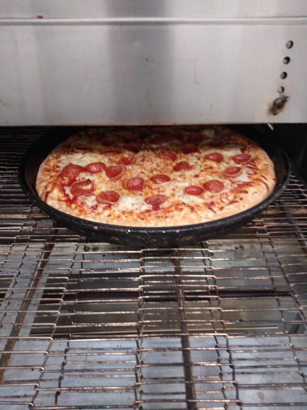 Gibbys pizza | restaurant | 17818 E Thirteen Mile Rd, Roseville, MI 48066, USA | 5865859492 OR +1 586-585-9492