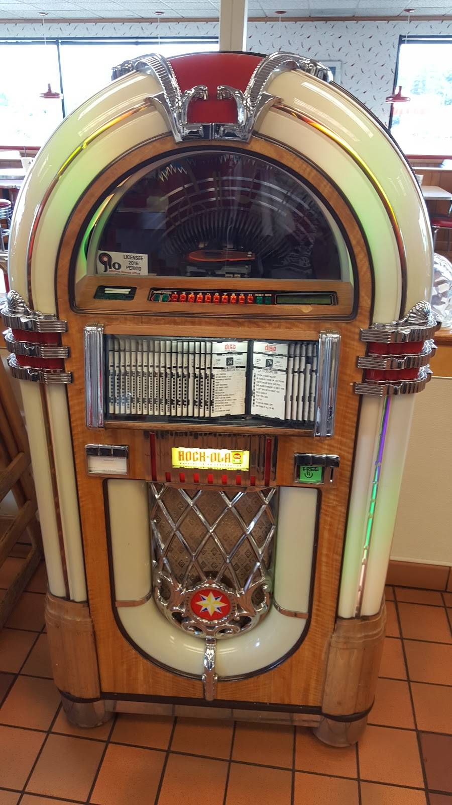 Burgerville | meal takeaway | 715 S Columbia River Hwy, St Helens, OR 97051, USA | 5033975885 OR +1 503-397-5885