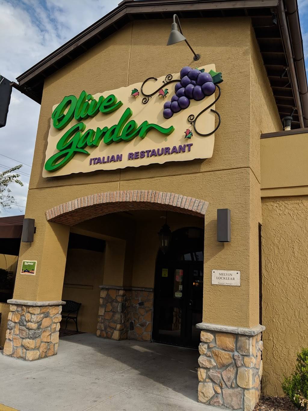 Olive Garden Italian Restaurant | meal takeaway | 2801 E Busch Blvd, Tampa, FL 33612, USA | 8139339194 OR +1 813-933-9194