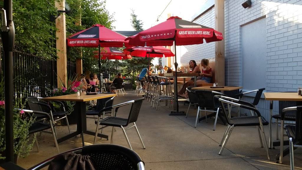 Kelseys Original Roadhouse | restaurant | 221 Glendale Ave, St. Catharines, ON L2T 2K9, Canada | 9056841145 OR +1 905-684-1145