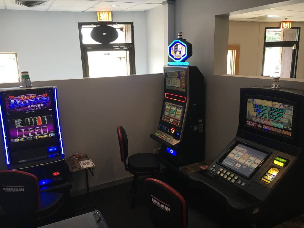 Chrissys Gaming Bar & Grill | restaurant | 552 N Gary Ave, Carol Stream, IL 60188, USA | 6307657131 OR +1 630-765-7131