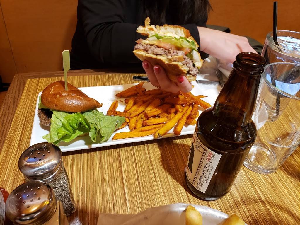 Vineyard Grille | restaurant | 1 Harborside Dr, East Boston, MA 02128, USA | 6175677500 OR +1 617-567-7500