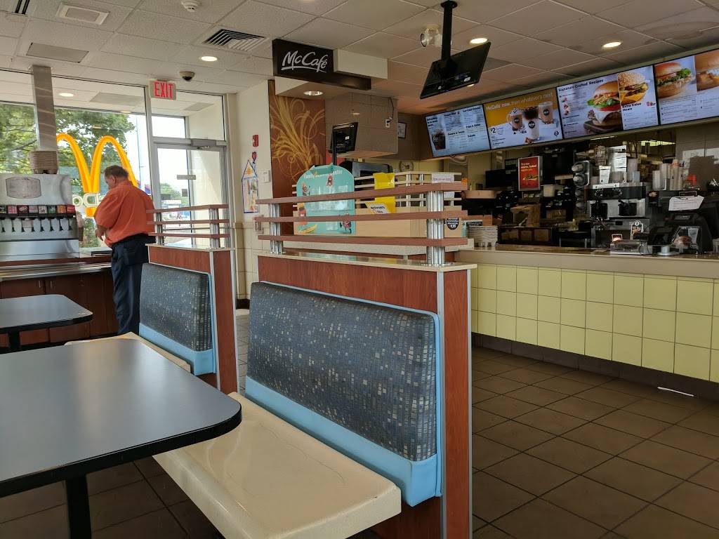 McDonalds | cafe | 1 Traders Way, Salem, MA 01970, USA | 9787449631 OR +1 978-744-9631