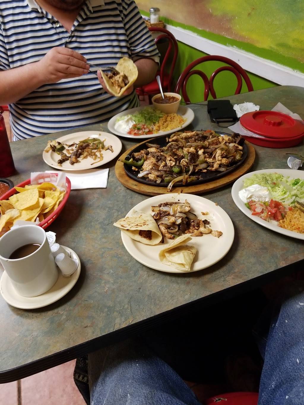 Mendoza Cafe | restaurant | 680 TX-16, Bandera, TX 78003, USA | 8307969332 OR +1 830-796-9332