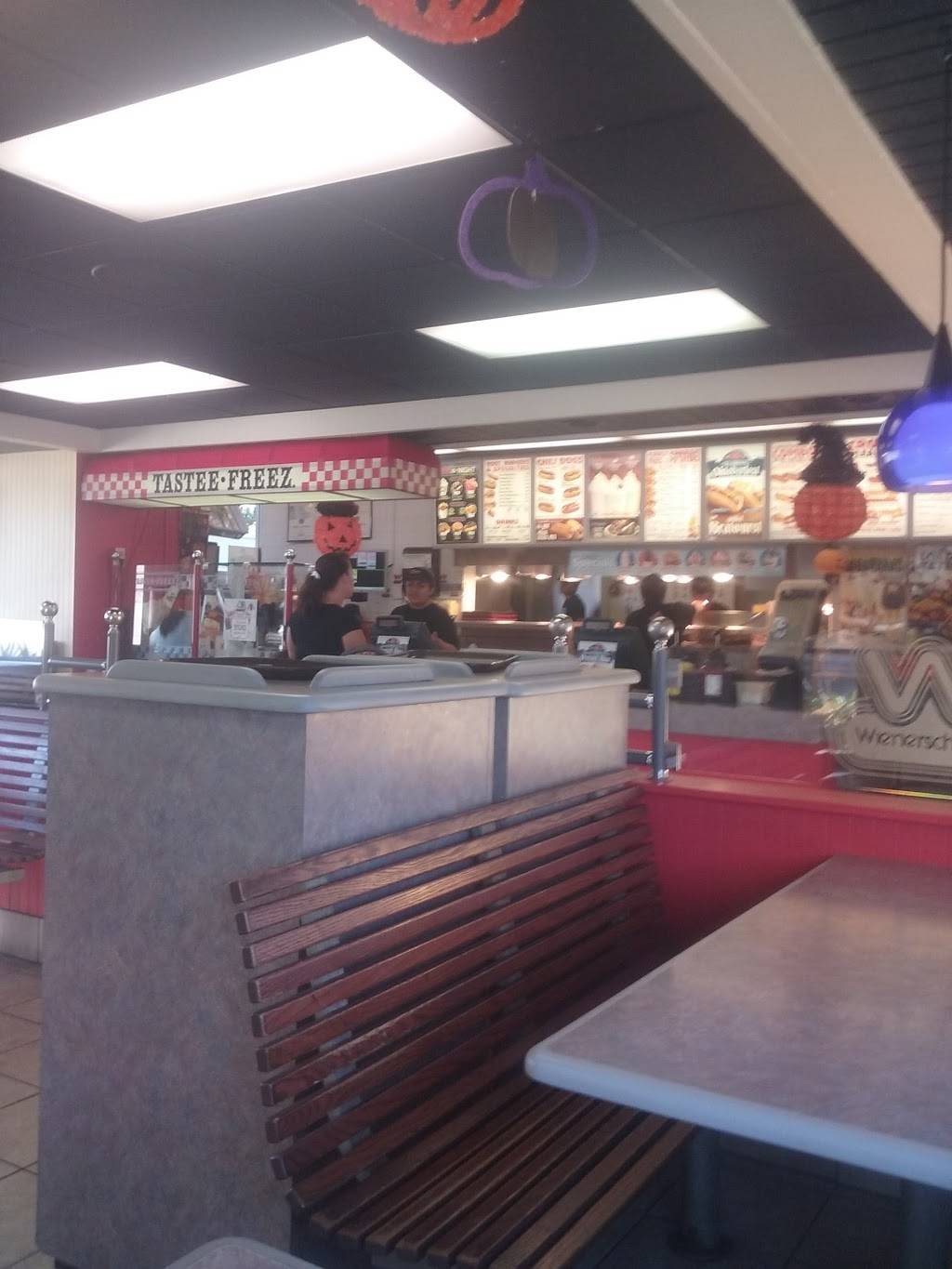 Wienerschnitzel | restaurant | 265 Orangethorpe Ave, Fullerton, CA 92832, USA | 7145251741 OR +1 714-525-1741