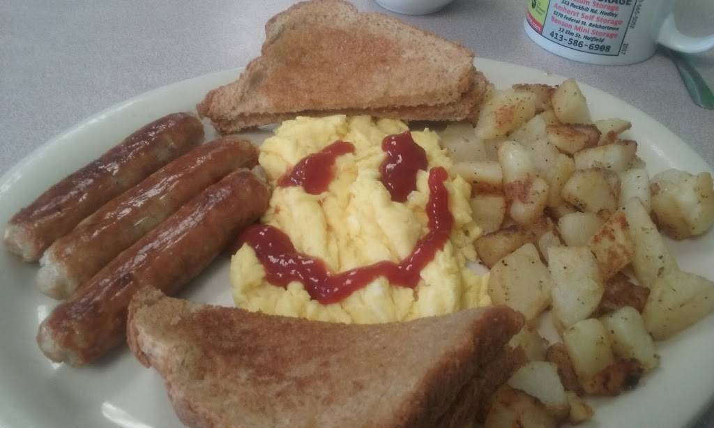 Kellys Restaurant | restaurant | 314 College St, Amherst, MA 01002, USA | 4132539521 OR +1 413-253-9521